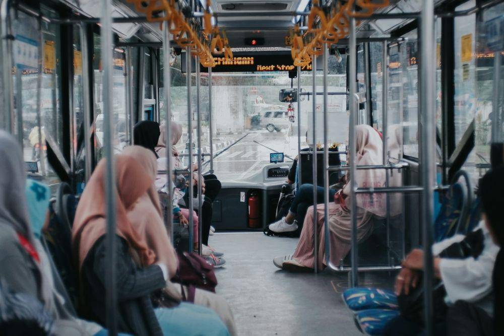 Ilustrasi suasana di dalam Transjakarta (unsplash.com/Heru Eko Saputro)