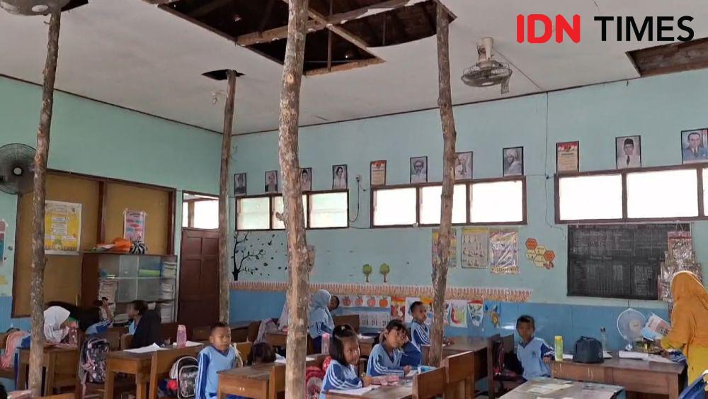 Siswa SDN di Ngawi Belajar di Sekolah Nyaris Roboh, Bertaruh Nyawa!