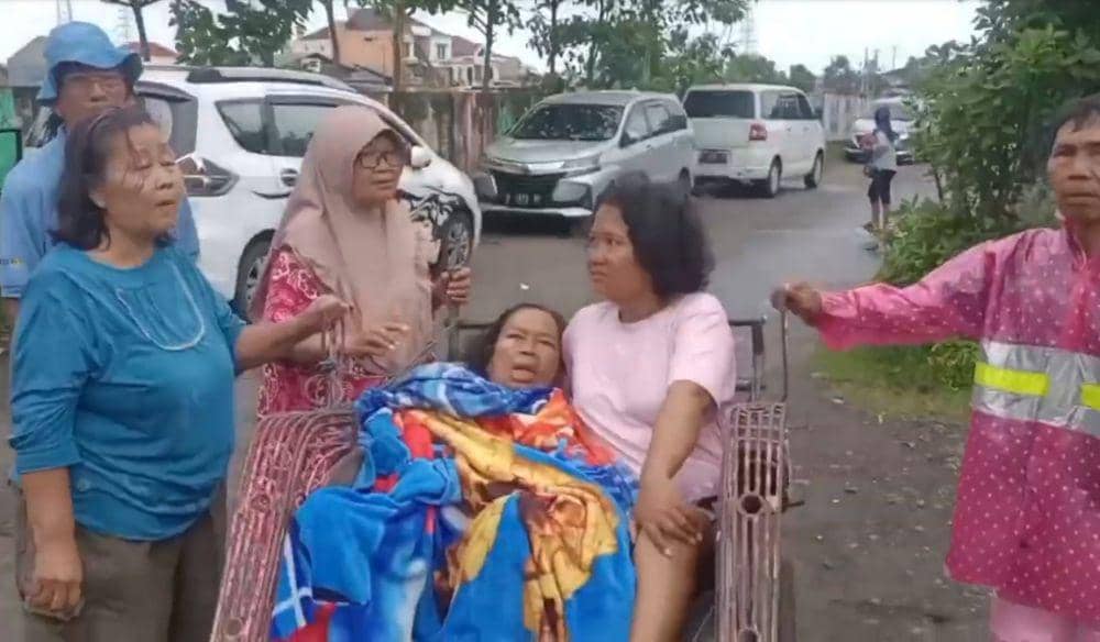 Warga Sakit Kronis Digotong Tembus Banjir Kampung Tambakrejo Semarang