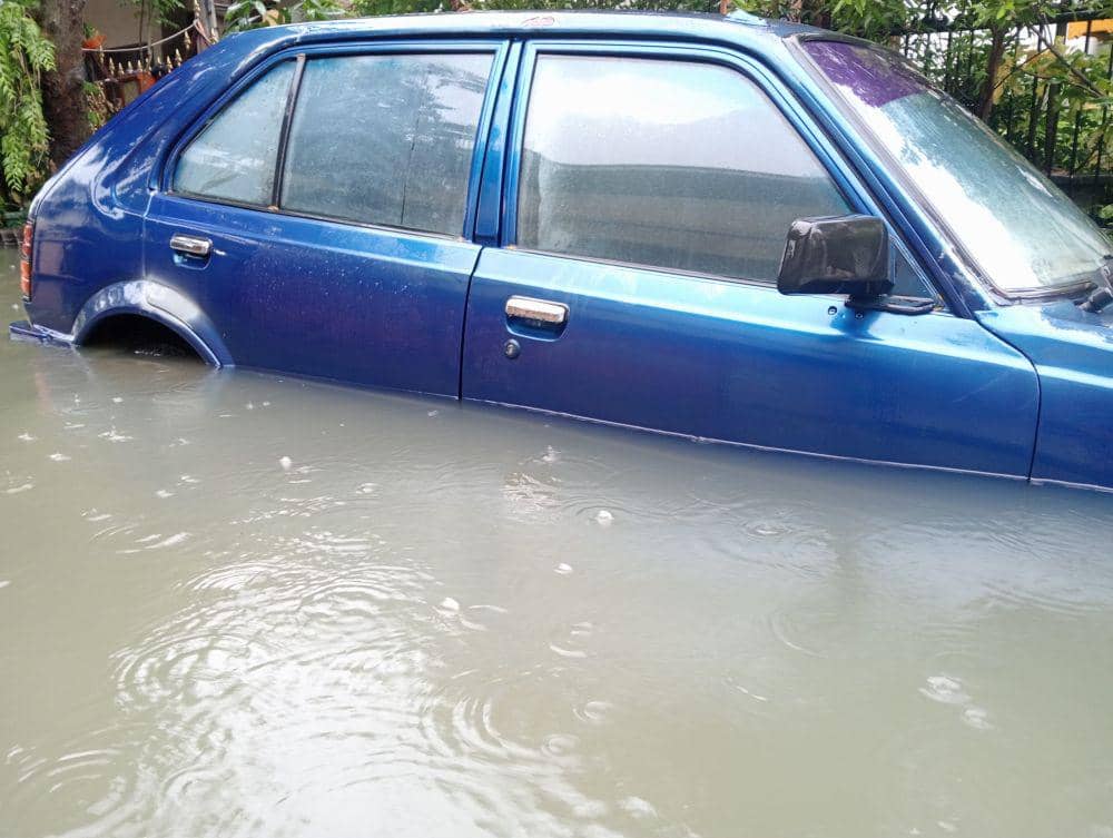Daihatsu Carade milik Wegik terendam banjir. (IDN Times/bt)