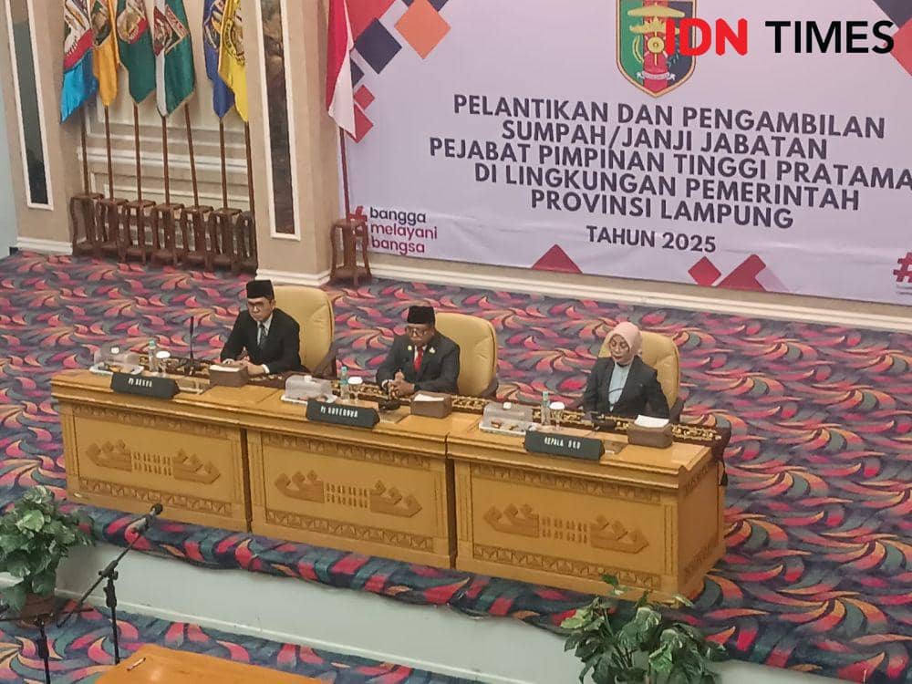 Pelantikan 12 Pejabat Pimpinan Tinggi Pratama hasil uji kompetensi di lingkungan Pemprov Lampung, Jumat (7/2/2025). (IDN Times/Tama Yudha Wiguna).