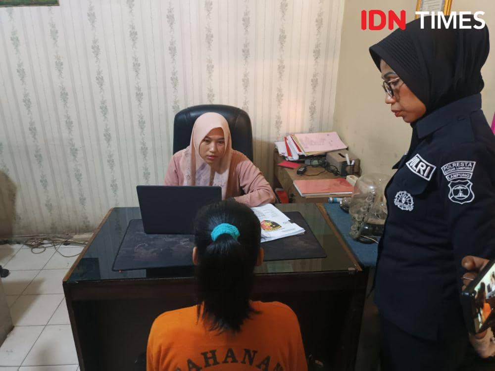 Ngaku Ditinggal Suami TKI, IRT Bandar Lampung Curi Kalung di Toko Emas