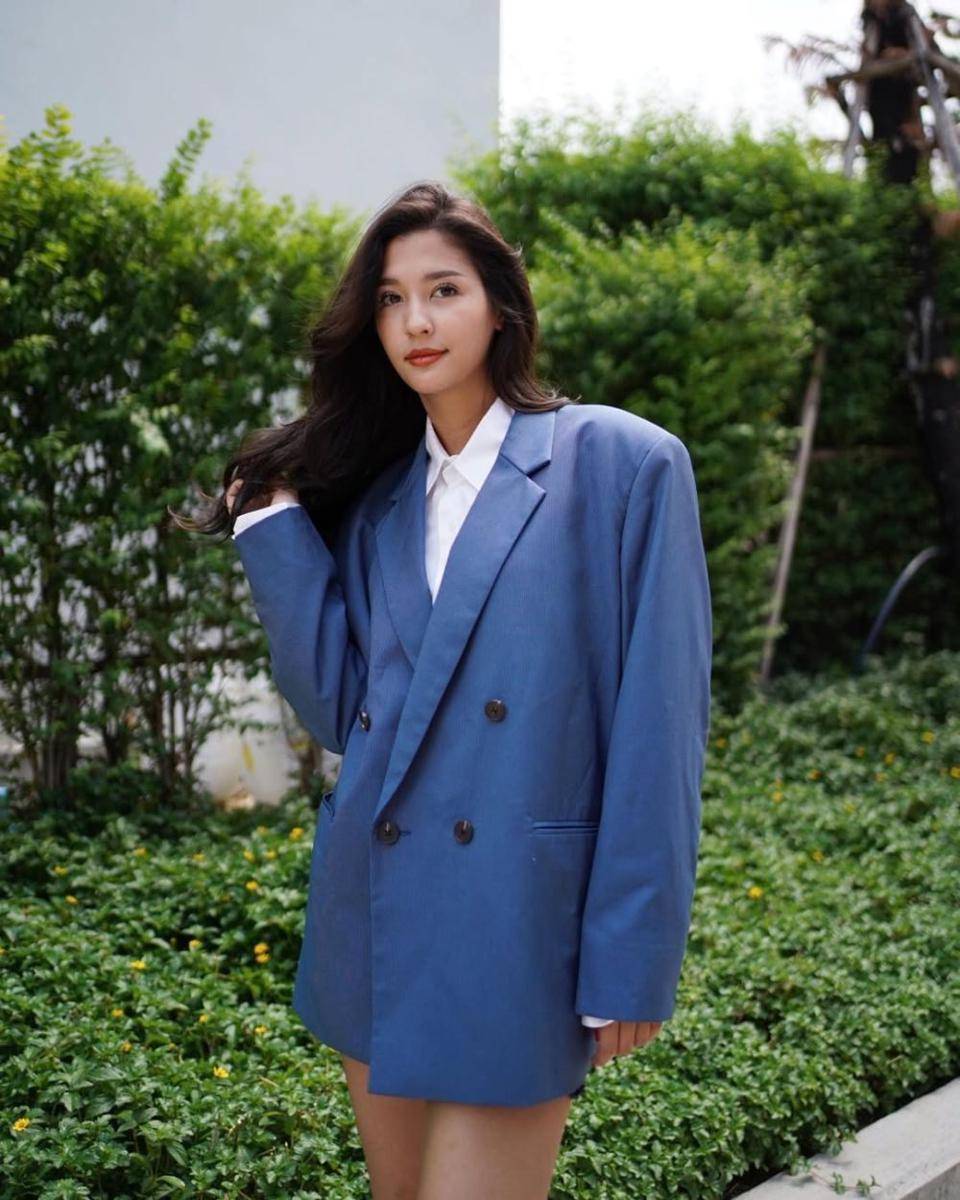 potret ide OOTD pakai coat blazer ala Marie Broenner (instagram.com/marie_broenner)
