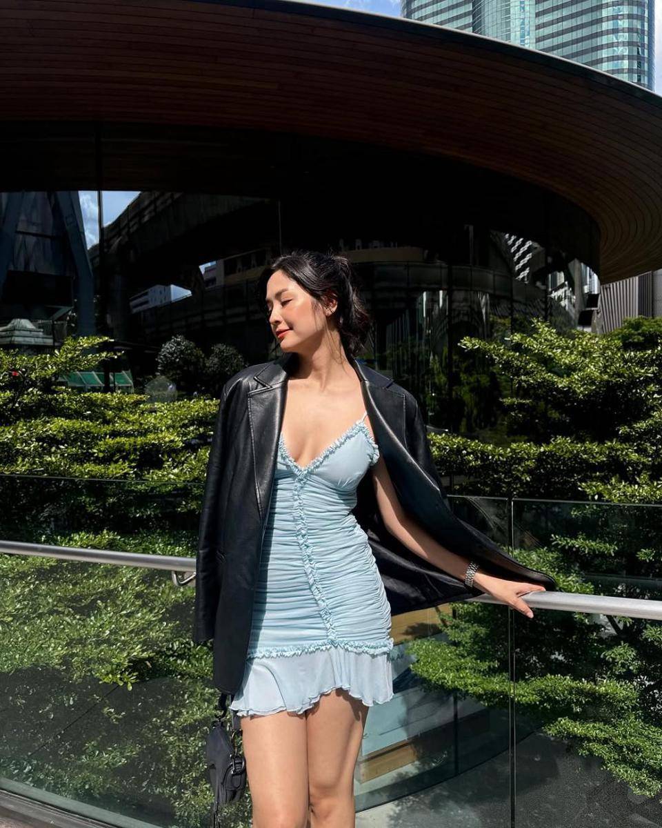 potret ide OOTD pakai coat blazer ala Marie Broenner (instagram.com/marie_broenner)