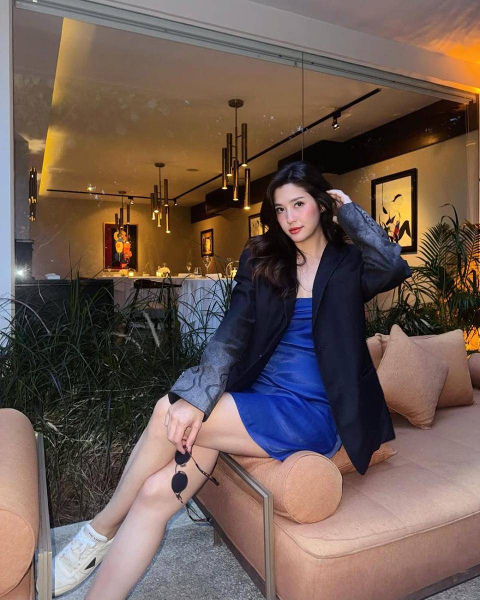 potret ide OOTD pakai coat blazer ala Marie Broenner (instagram.com/marie_broenner)