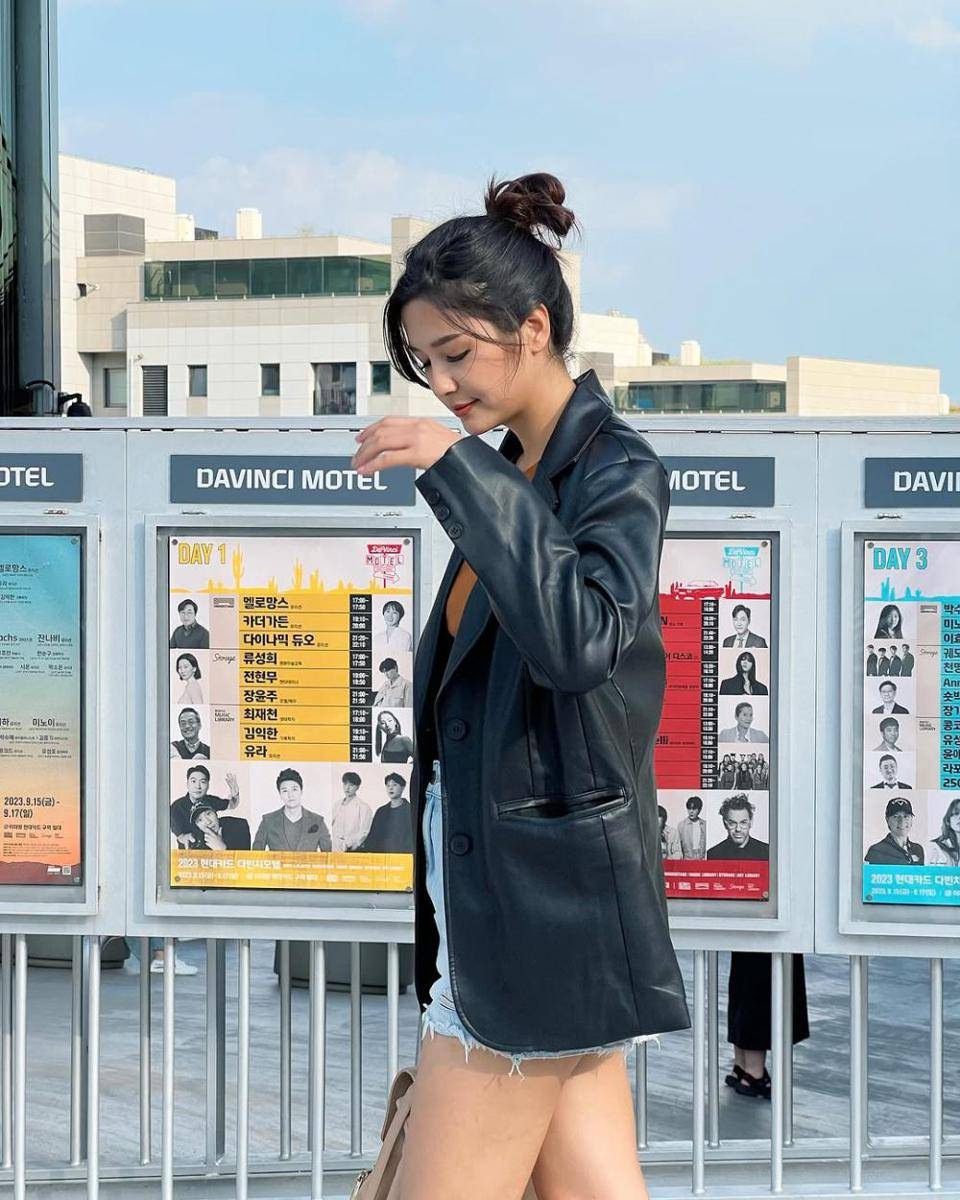 potret ide OOTD pakai coat blazer ala Marie Broenner (instagram.com/marie_broenner)