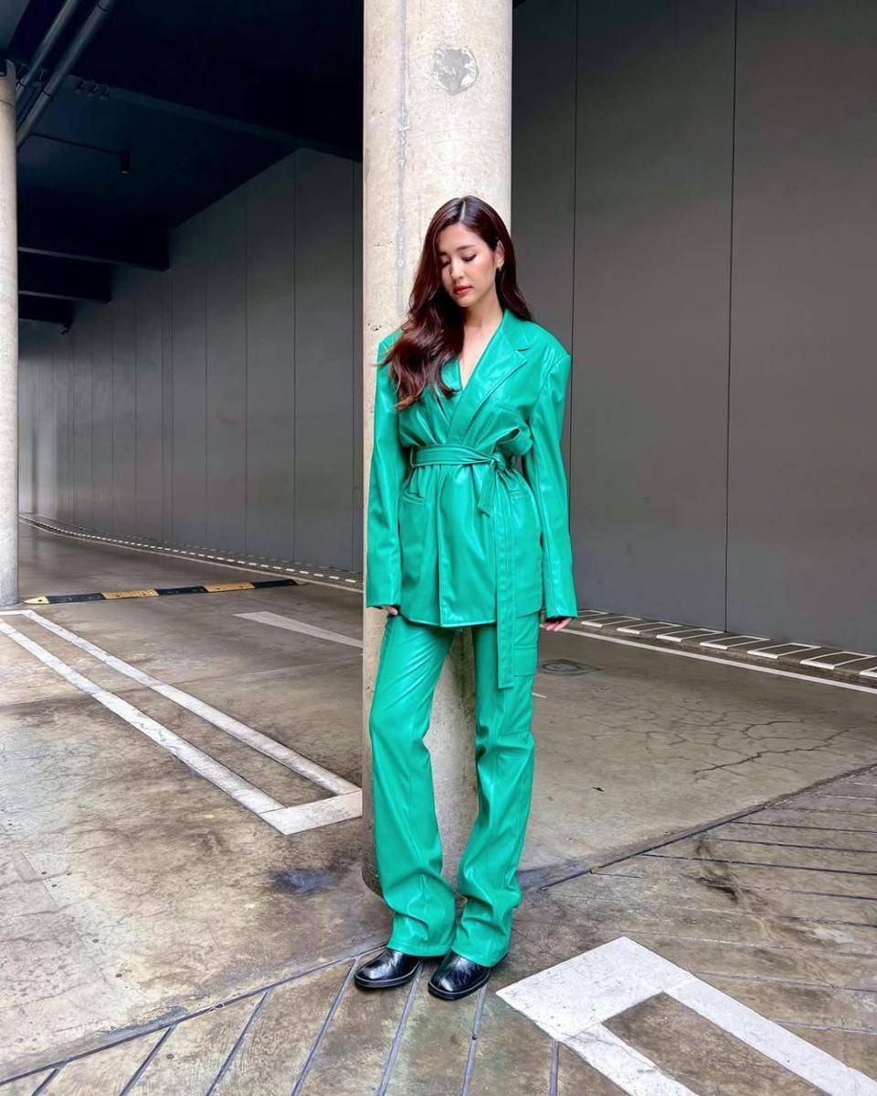 potret ide OOTD pakai coat blazer ala Marie Broenner (instagram.com/marie_broenner)