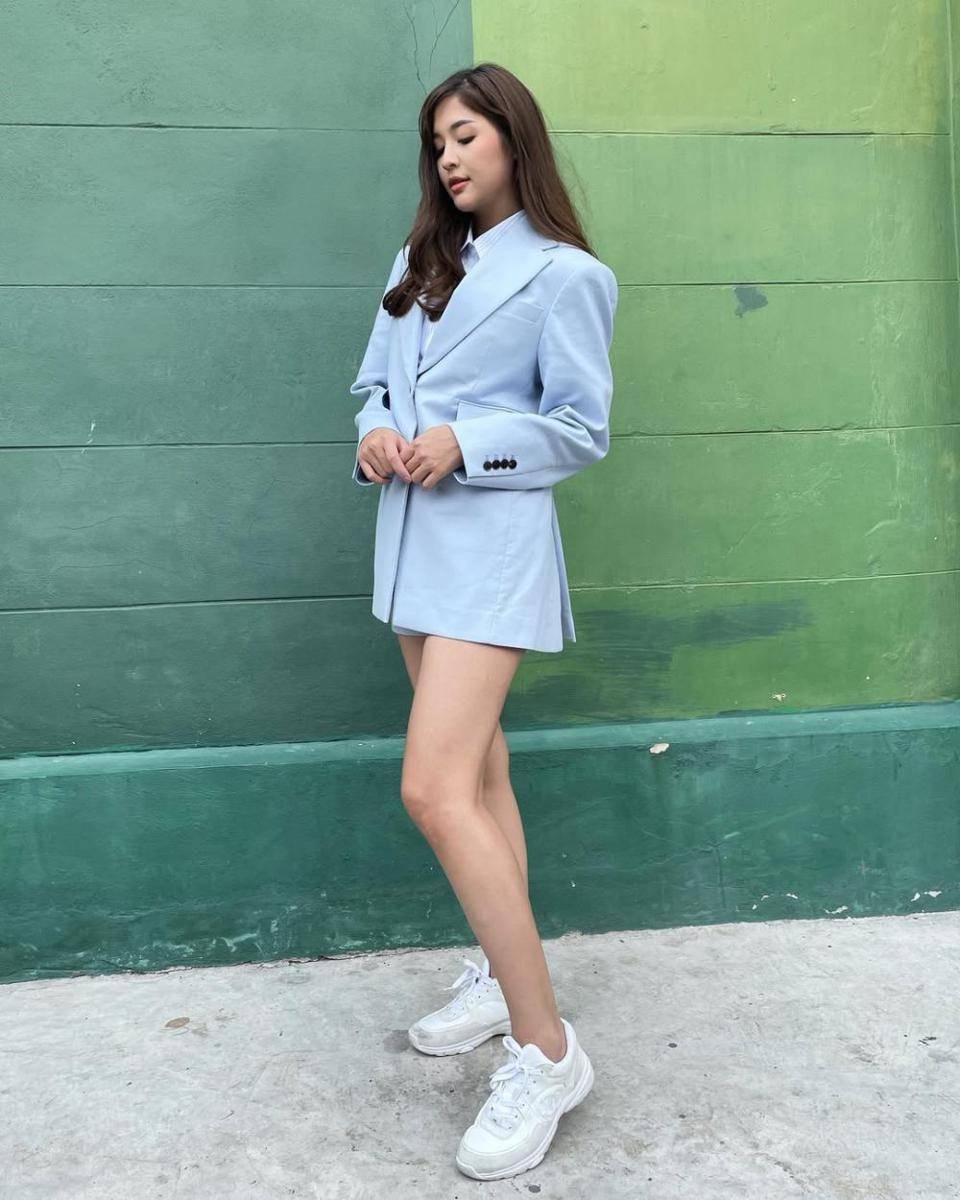 potret ide OOTD pakai coat blazer ala Marie Broenner (instagram.com/marie_broenner)