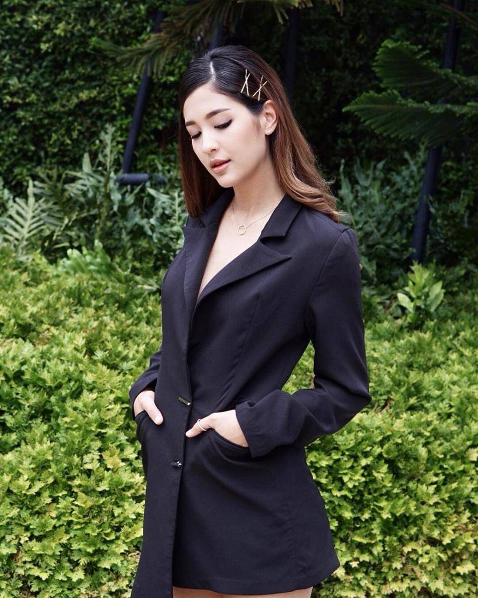 potret ide OOTD pakai coat blazer ala Marie Broenner (instagram.com/marie_broenner)