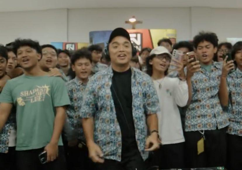 7 Potret Dipha Barus Nge-DJ di Sekolah, Sambil Berbagi Ilmu