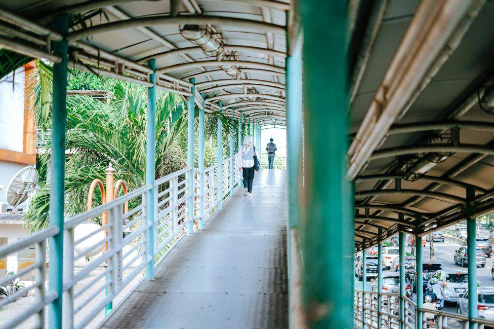 Ilustrasi halte Transjakarta (unsplash.com/muhammad arief)