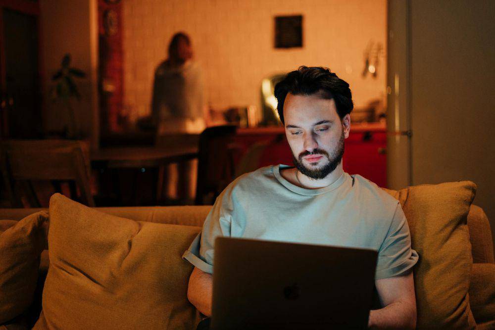 ilustrasi seseorang menggunakan laptop (pexels.com/cottonbro studio)