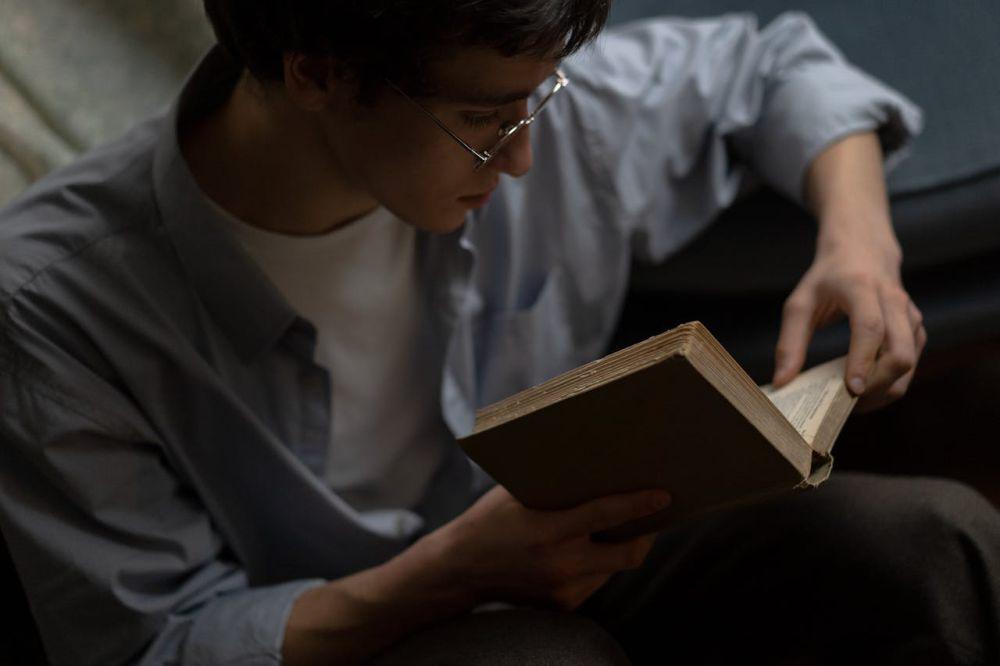 Mengapa Banyak Laki-Laki Menolak Membaca Buku Fiksi?