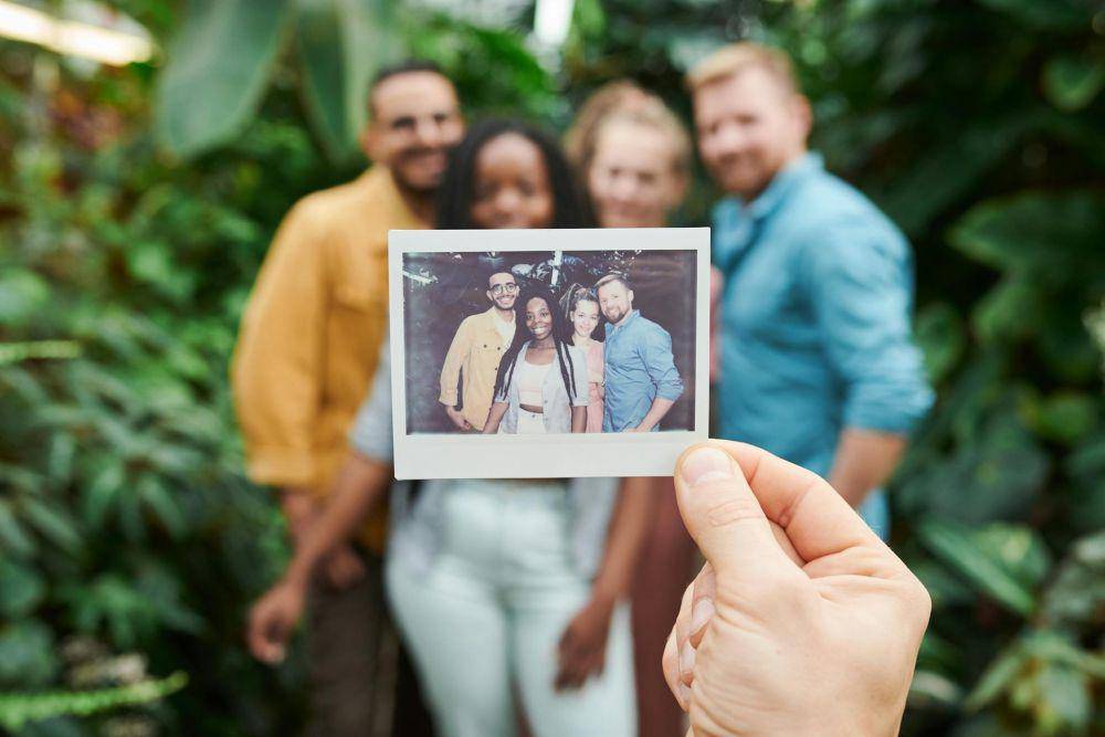 ilustrasi memegang foto (pexels.com/fauxels)