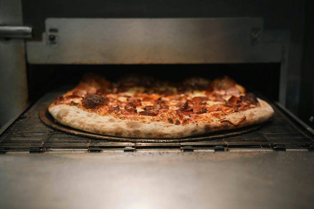 ilustrasi memanggang pizza (pexels.com/James Collington)