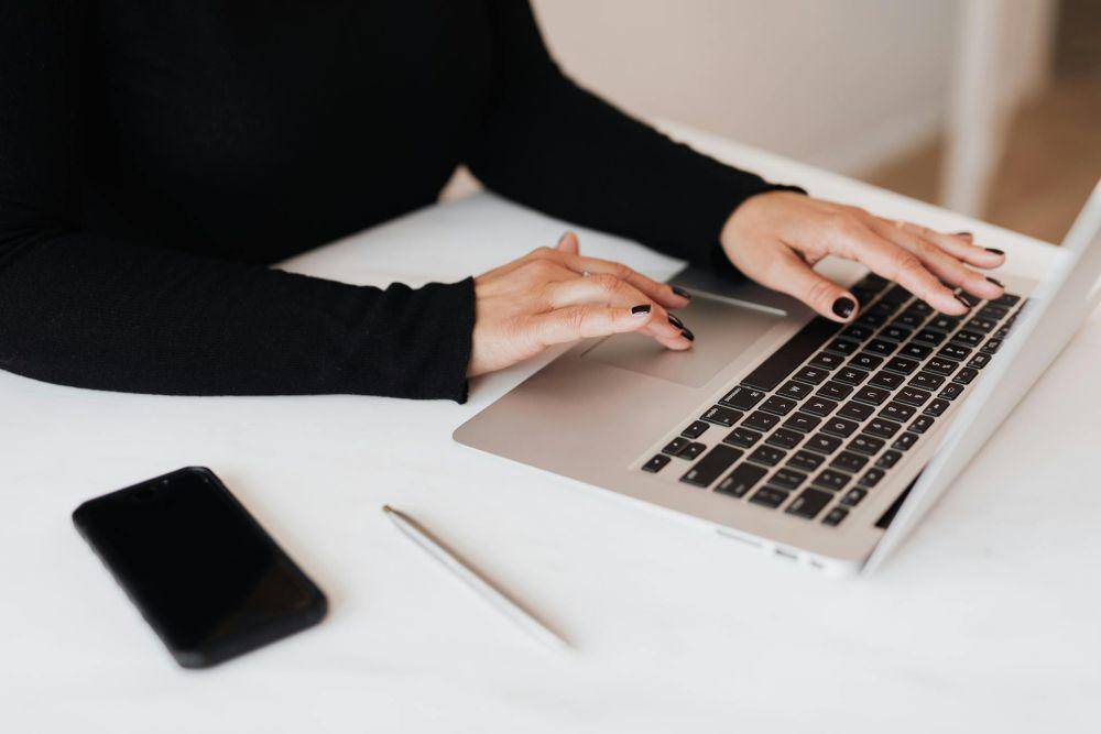 ilustrasi laptop, gadget dan tangan seseorang (pexels.com/Photo By: Kaboompics.com)