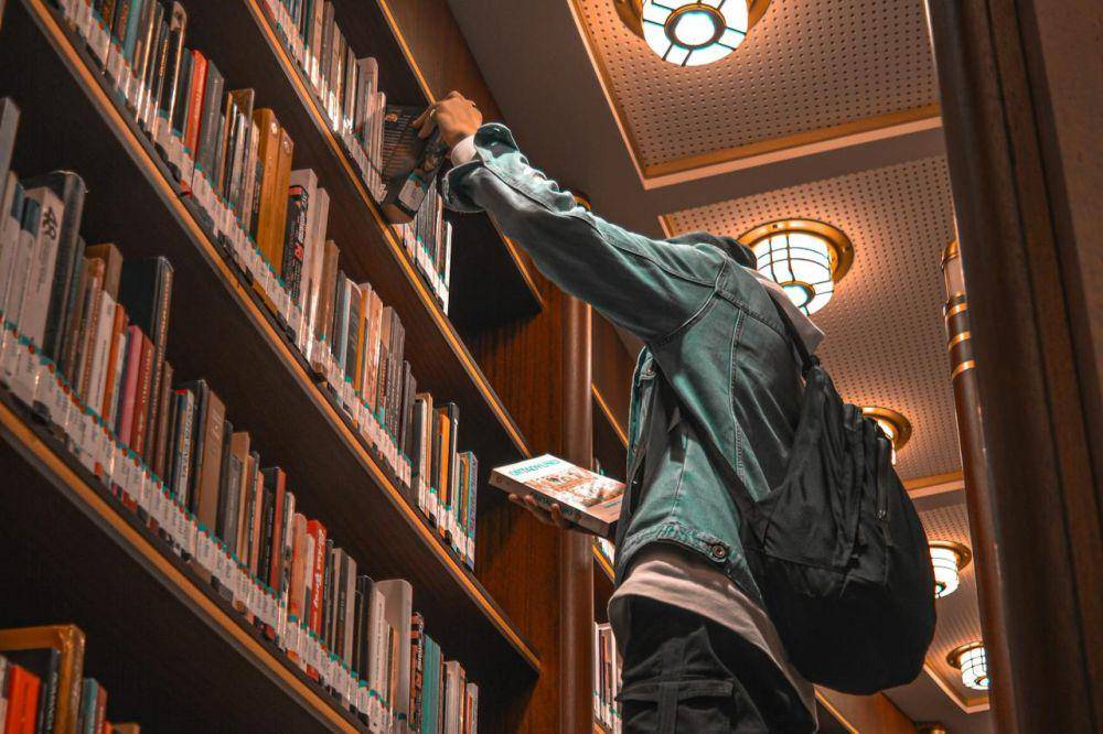 ilustrasi seseorang di perpustakaan (Pexels.com/Onur Karakuş)