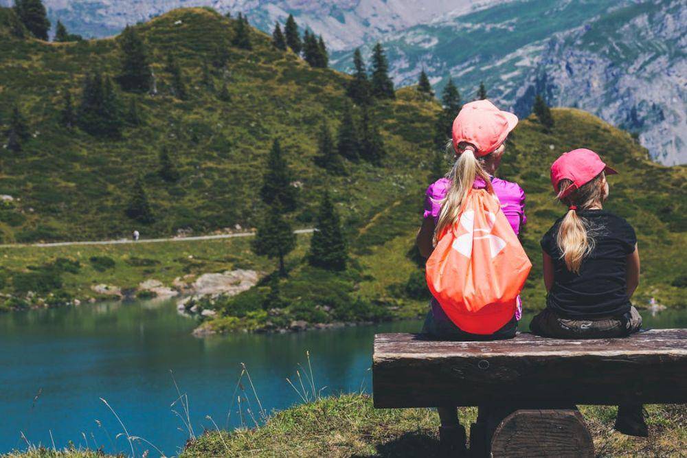 Potret tas hiking anak (pexels.com/id-id/@suju)