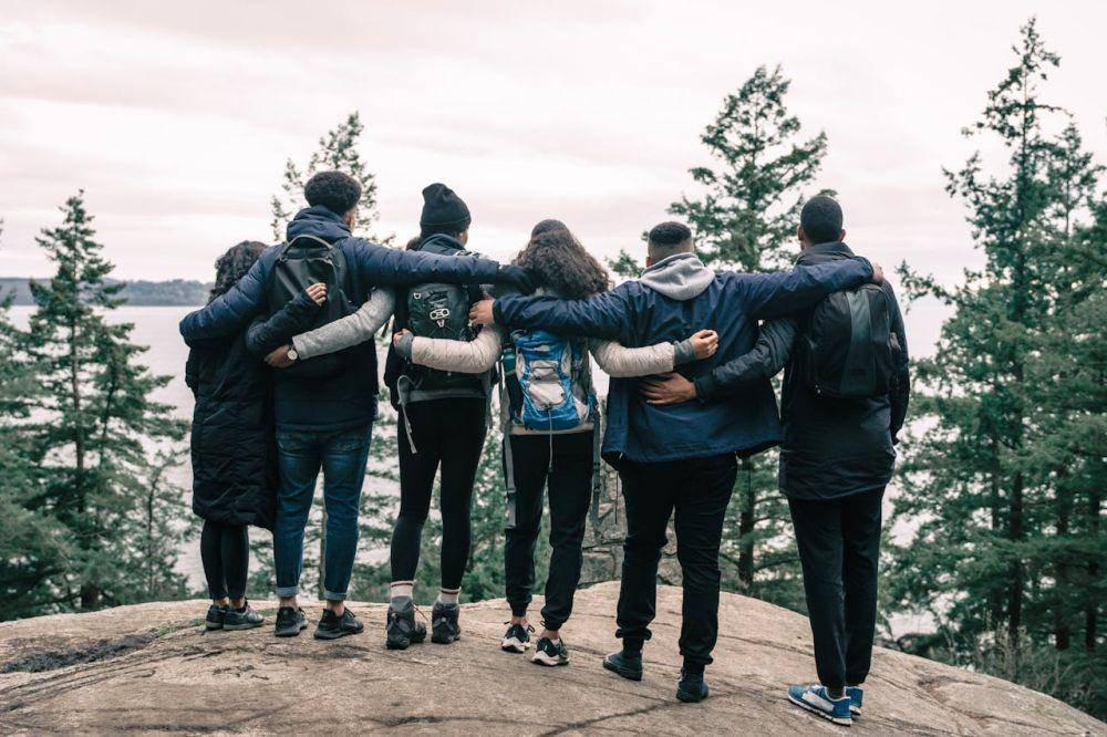 ilustrasi sahabat naik gunung (pexels.com/PNW Production)
