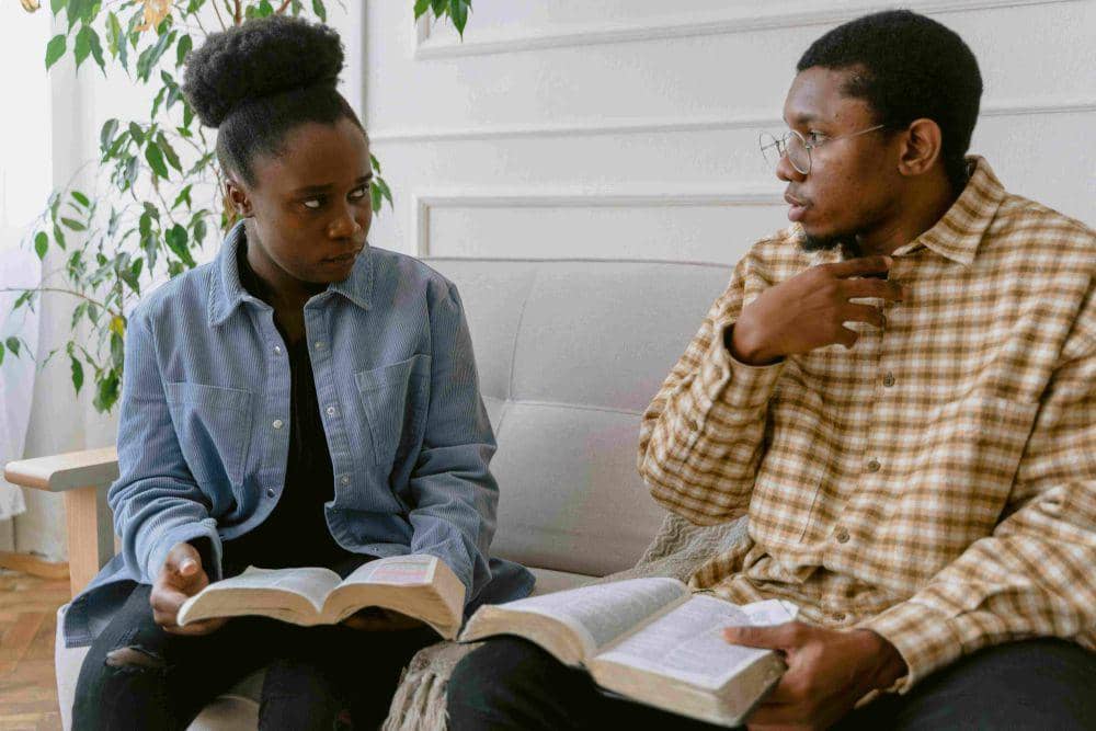 ilustrasi baca buku (pexels.com/Tima Miroshnichenko)