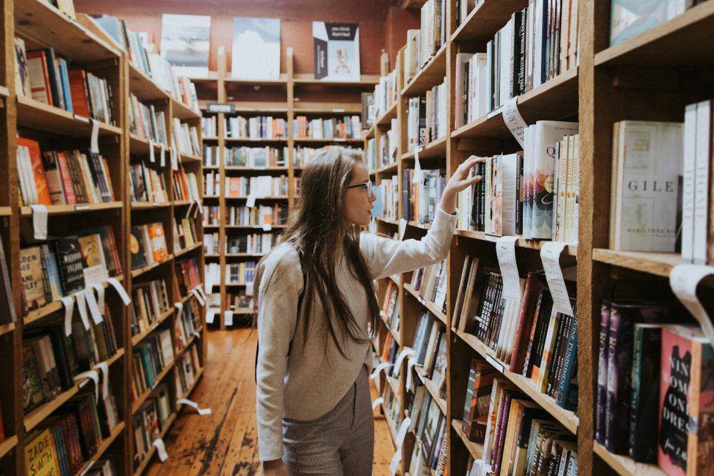 ilustrasi mencari buku (unsplash.com/Becca Tapert)
