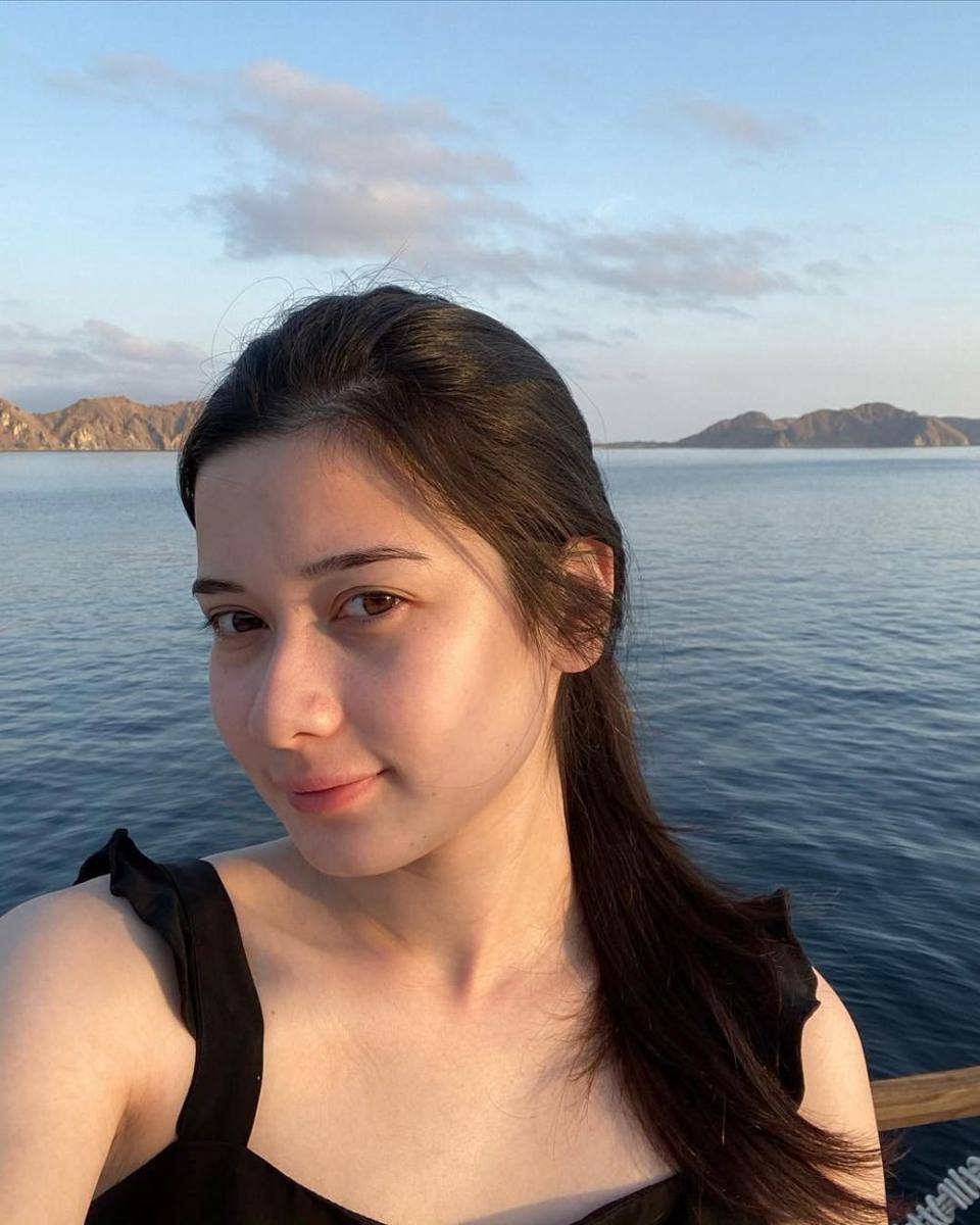 Gaya Makeup Iris Wulur (instagram.com/iriswullur_)