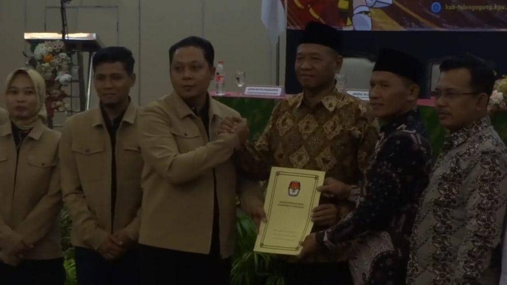 Pasangan Gatut Sunu Wibowo-Ahmad Baharudin saat menghadiri rapat pleno penetapan KPU Tulungagung. IDN Times/ Bramanta Pamungkas