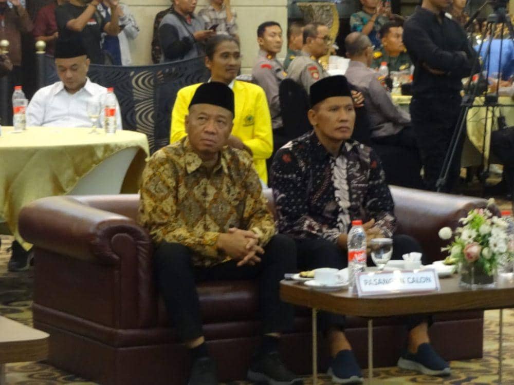 Pasangan Gatut Sunu Wibowo-Ahmad Baharudin saat menghadiri rapat pleno penetapan KPU Tulungagung. IDN Times/ Bramanta Pamungkas