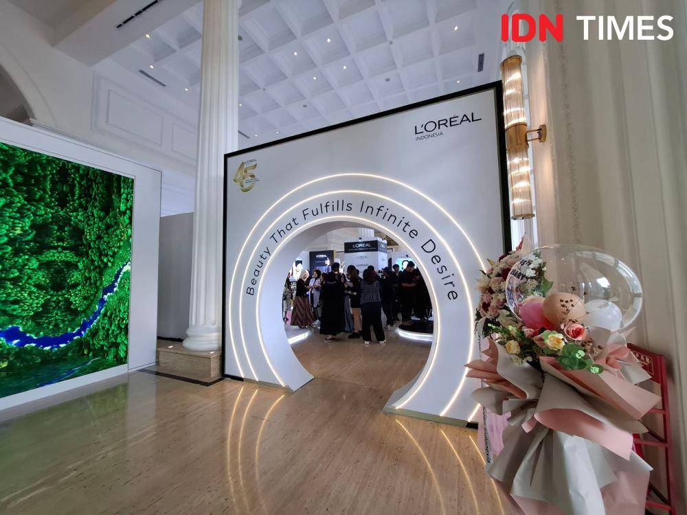 potret Exhibition Perjalanan 45 Tahun L'Oréal Indonesia di The Tribrata Dharmawangsa, Jakarta, pada Kamis (6/2/2025). (IDN Times/Adyaning Raras)
