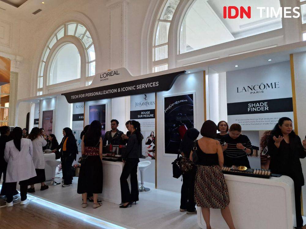 potret Exhibition Perjalanan 45 Tahun L'Oréal Indonesia di The Tribrata Dharmawangsa, Jakarta, pada Kamis (6/2/2025). (IDN Times/Adyaning Raras)