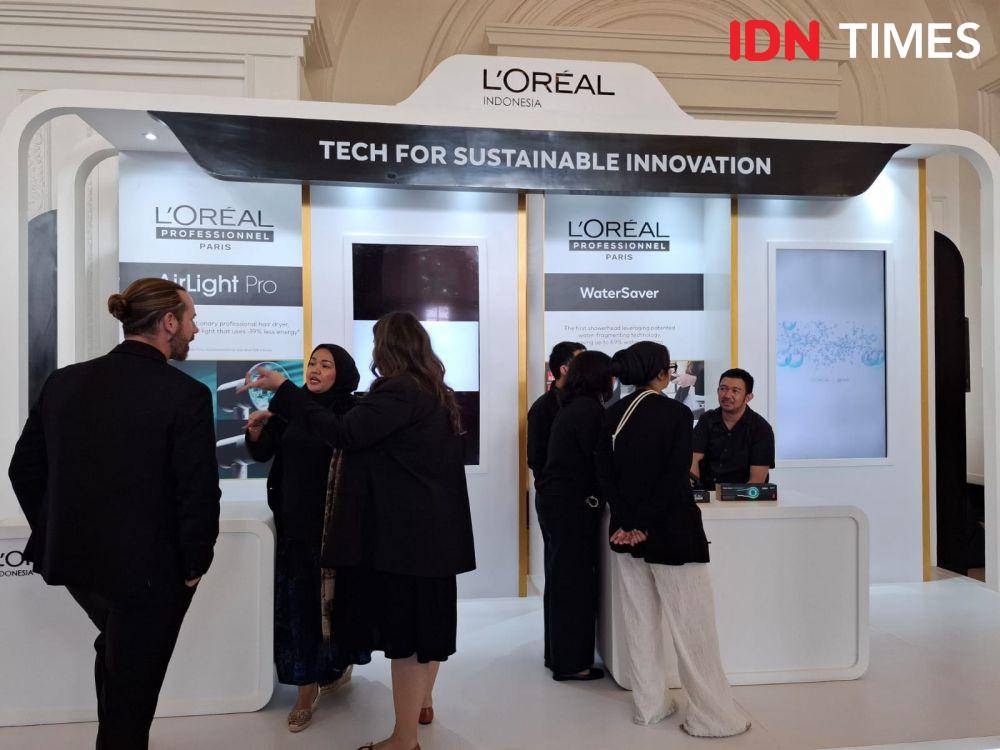 potret Exhibition Perjalanan 45 Tahun L'Oréal Indonesia di The Tribrata Dharmawangsa, Jakarta, pada Kamis (6/2/2025). (IDN Times/Adyaning Raras)