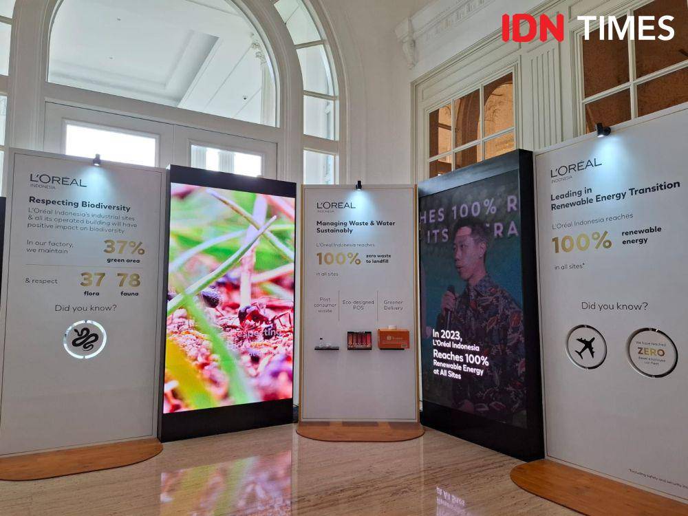 potret Exhibition Perjalanan 45 Tahun L'Oréal Indonesia di The Tribrata Dharmawangsa, Jakarta, pada Kamis (6/2/2025). (IDN Times/Adyaning Raras)