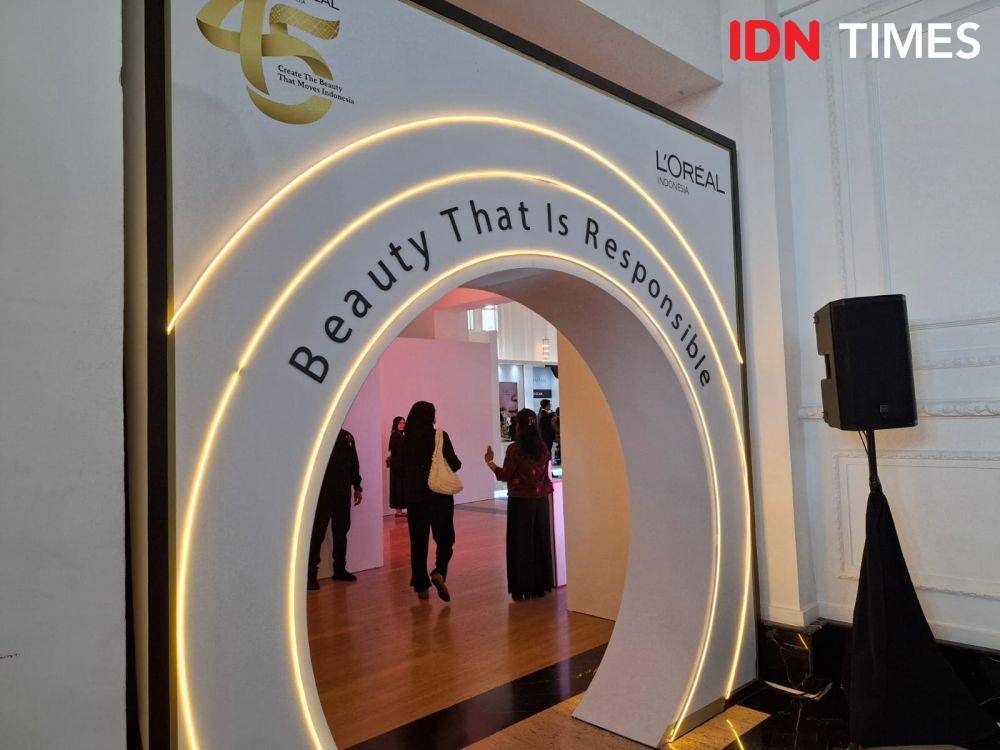 potret Exhibition Perjalanan 45 Tahun L'Oréal Indonesia di The Tribrata Dharmawangsa, Jakarta, pada Kamis (6/2/2025). (IDN Times/Adyaning Raras)