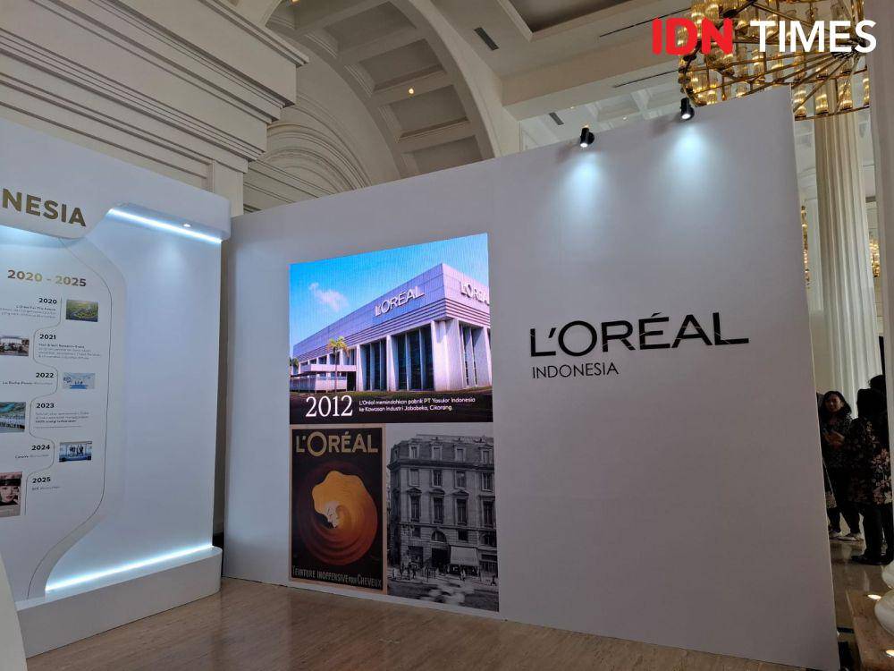 potret Exhibition Perjalanan 45 Tahun L'Oréal Indonesia di The Tribrata Dharmawangsa, Jakarta, pada Kamis (6/2/2025). (IDN Times/Adyaning Raras)