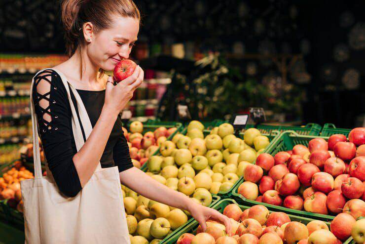 ilustrasi mencium aroma buah (freepik.com/freepik)