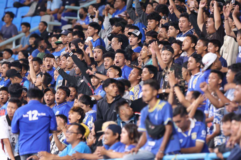 Suporter memberikan dukungan saat Persiba melawan Sumut United FC, Senin (3/2/2025). (Dok. Istimewa)