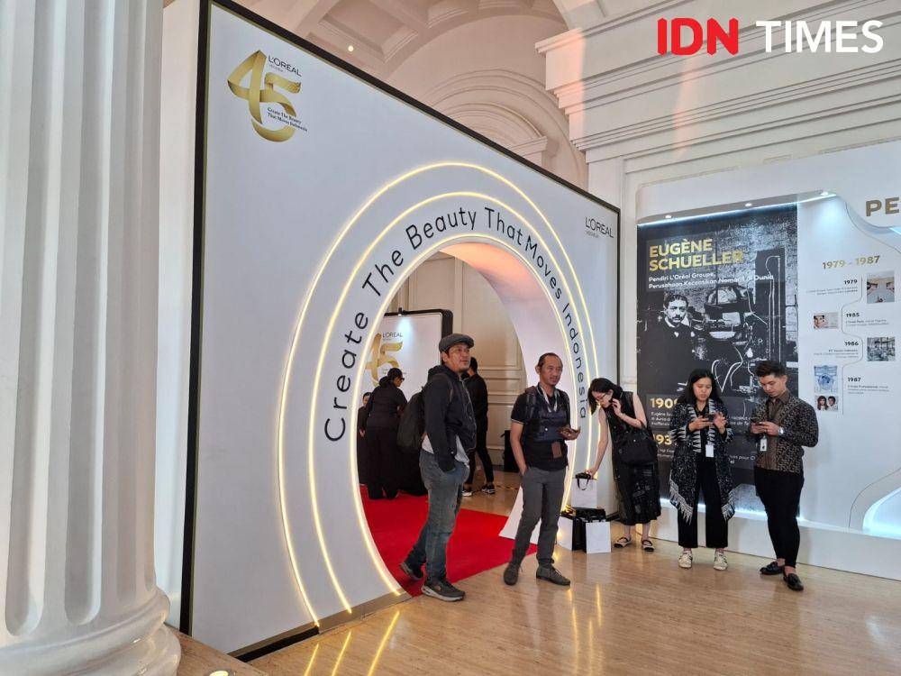 potret Exhibition Perjalanan 45 Tahun L'Oréal Indonesia di The Tribrata Dharmawangsa, Jakarta, pada Kamis (6/2/2025). (IDN Times/Adyaning Raras)