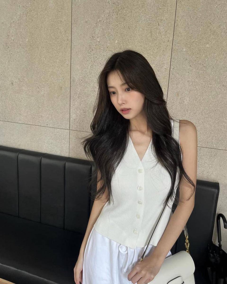 Kang Hye Won (instagram.com/hyemhyemu)