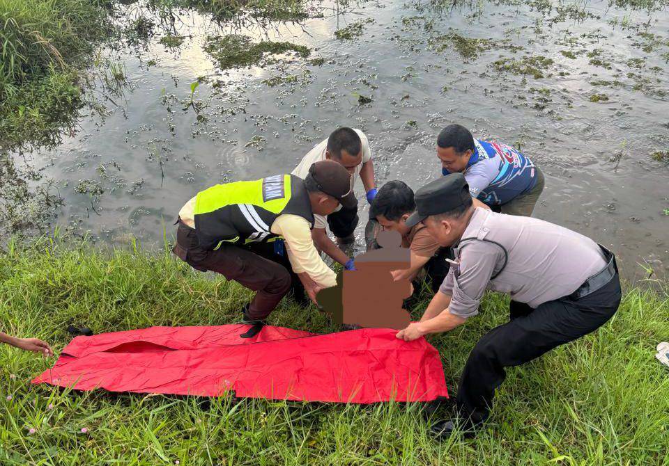Evakuasi korban kecelakaan KA di Kecamatan Kepanjen, Kabupaten Malang. (Dok. Humas Polres Malang)
