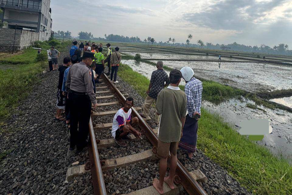 Olah TKP kecelakaan KA di Kecamatan Kepanjen, Kabupaten Malang. (Dok. Humas Polres Malang)