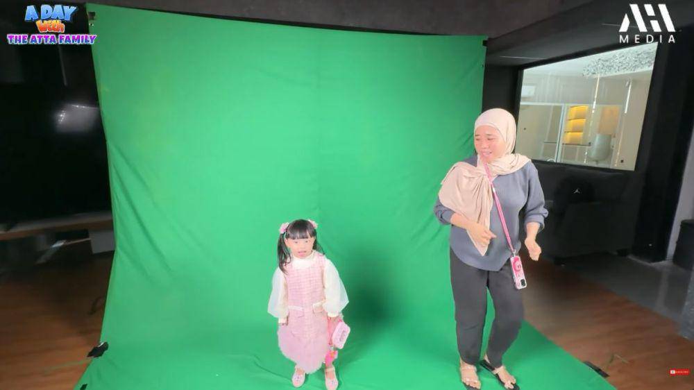 Ameena syuting video klip (YouTube.com/AH 2 - AHHA MEDIA)