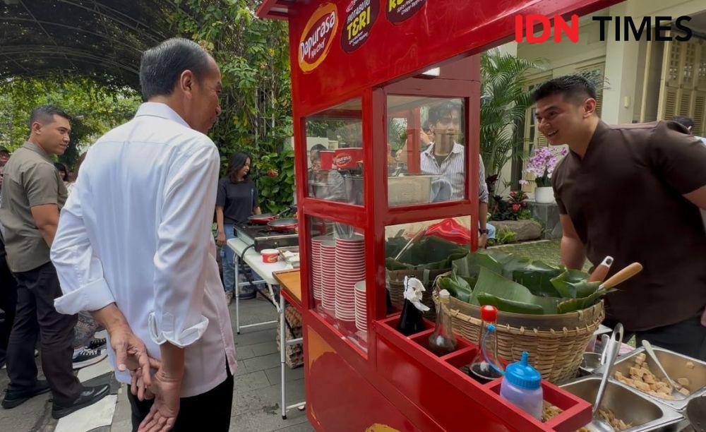 Chef Arnold Masak di Depan Rumah Jokowi, Respons soal Settingan Warga