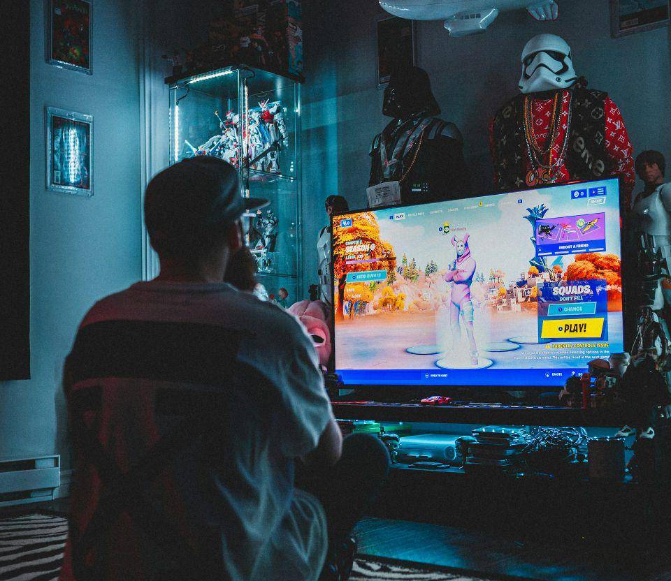 potret bermain Fortnite (unsplash.com/@introspectivedsgn)