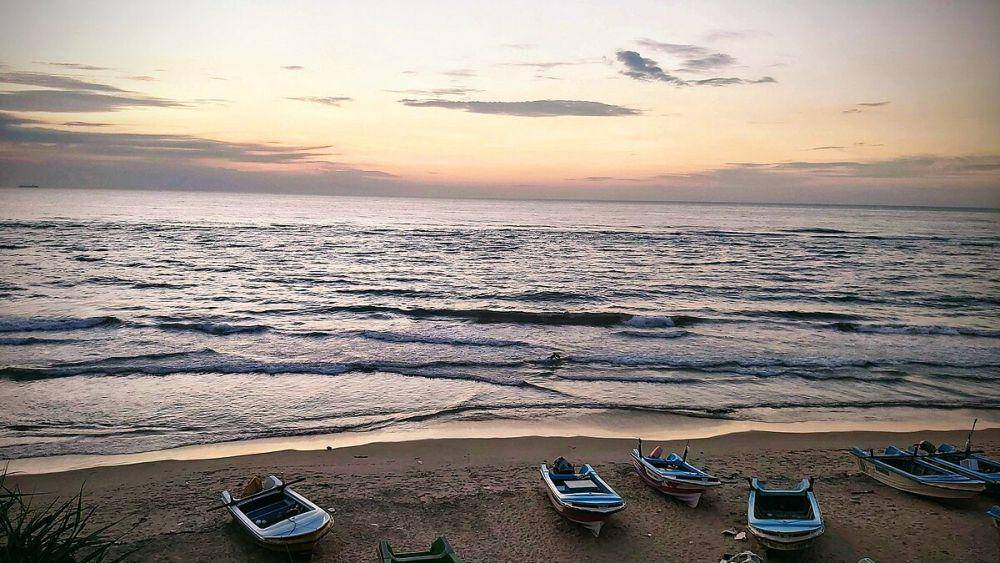 Pantai Kolombo yang menghadap ke Teluk Benggala. (commons.wikimedia.org/Yakoob Nowfer)