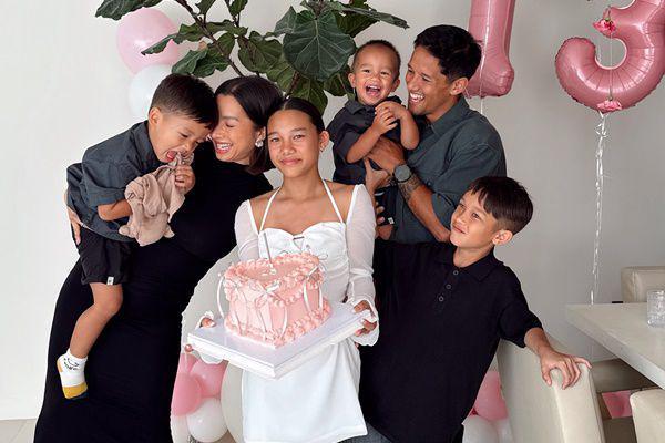 7 Potret Ulang Tahun Ke-13 Kiyomi Bachdim Bareng Keluarga