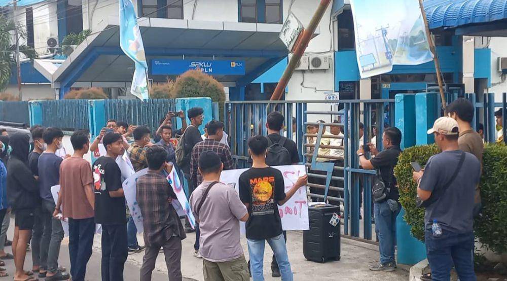 Mahasiswa sempat aksi demo didepan kantor PLN Binjai, atas rewasnya ibu dan anak tertimpa tiang listrik (IDN Times/ Bambang Suhandoko)
