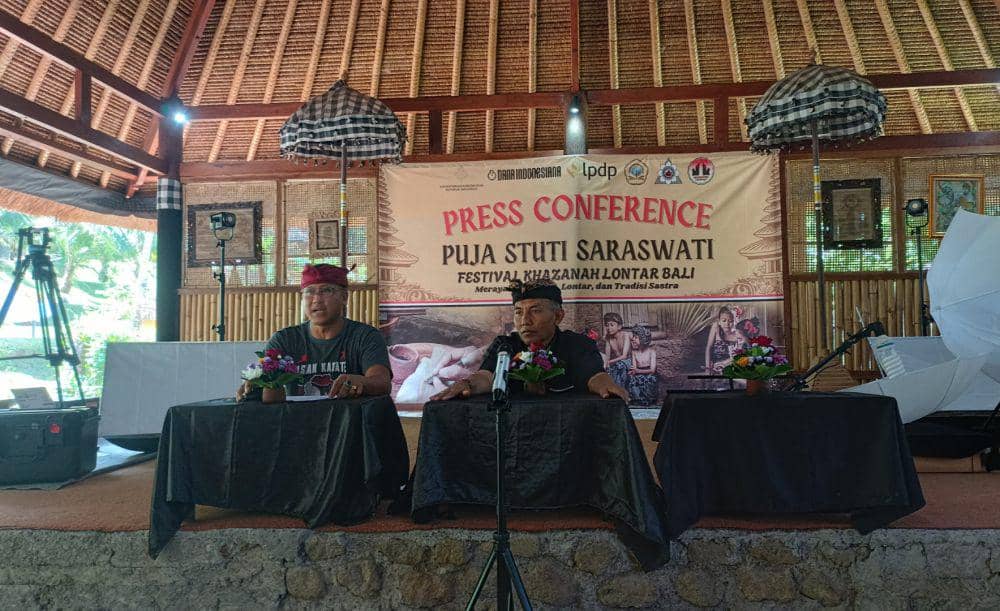 Ketua dan Sekretaris Yayasan Karya Buana Lestari saat menjelaskan Festival Khazanah Lontar Bali. (Dok.Pribadi/Muhammad Ibnu Khaldun)