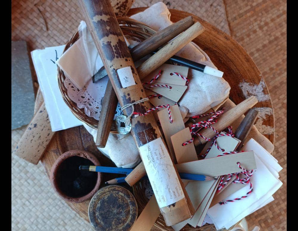 Peralatan untuk menulis aksara di daun lontar. (Dok.Pribadi/Muhammad Ibnu Khaldun)