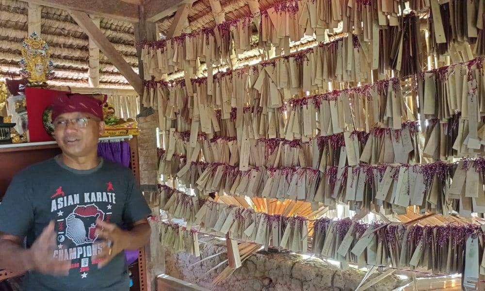 Sekretaris Yayasan memperlihatkan kumpulan lontar. (Dok.Pribadi/Muhammad Ibnu Khaldun)