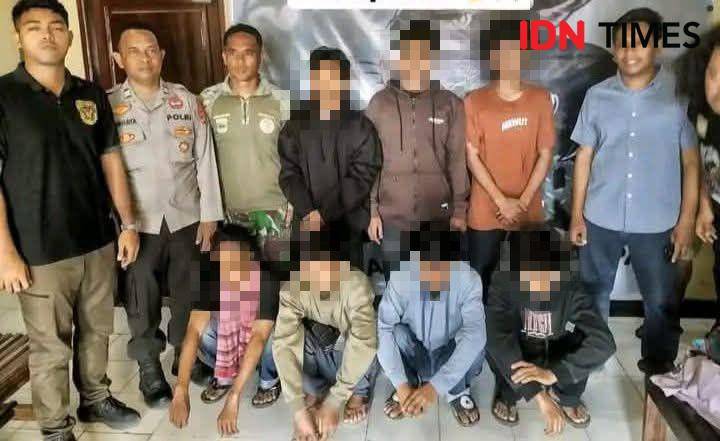 Foto 2 terduga pelaku bersama sejumlah rekannya saat diamankan polisi (Dok/Istimewa)